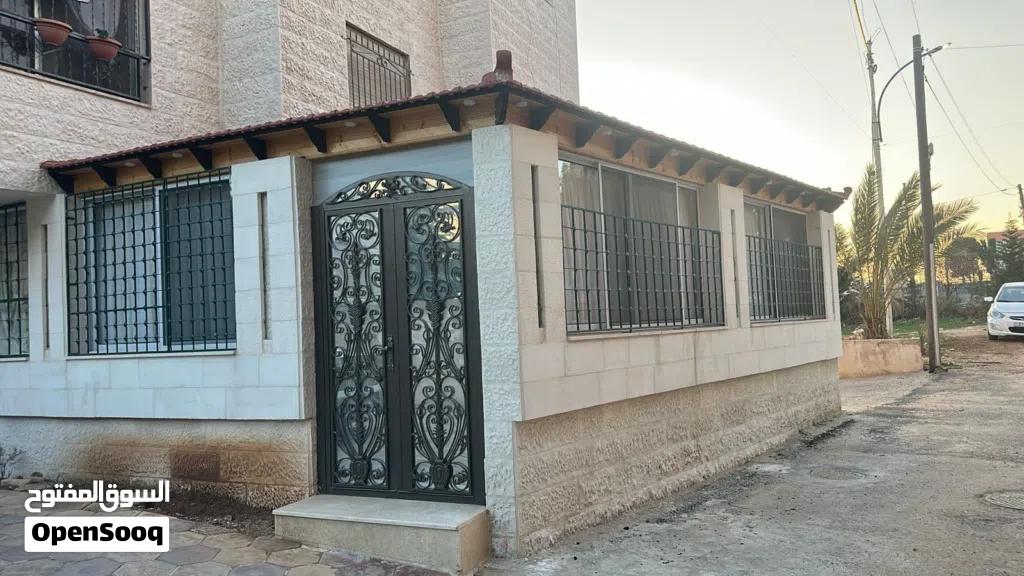 شقة أرضية مفروشة بالكامل مجددة بتشطيبات فاخرة ومستوى خمس نجوم