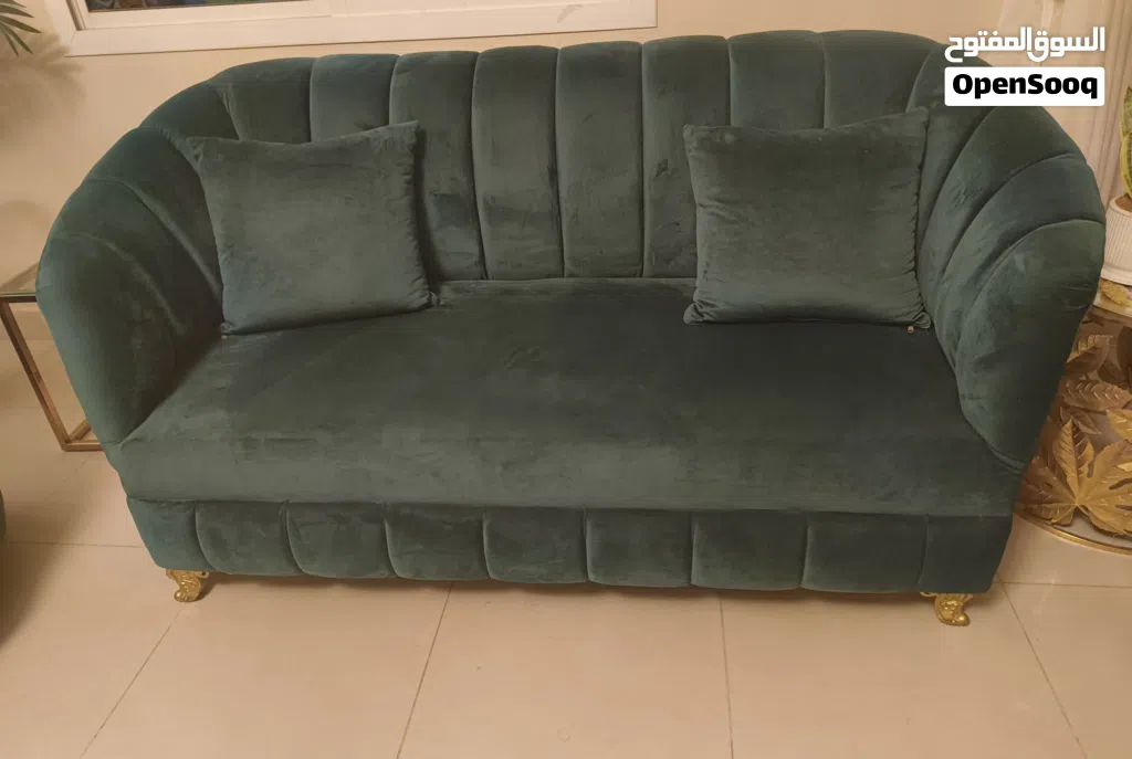 طقم كنب مخمل أخضر بتصميم الصدفة — شبه جديد Green Velvet Sofa Set — Shell Design