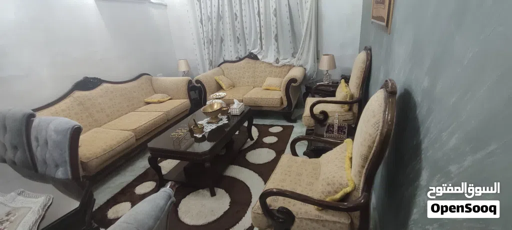 طقم كنب 7 مقاعد بحالة جيدة جدا