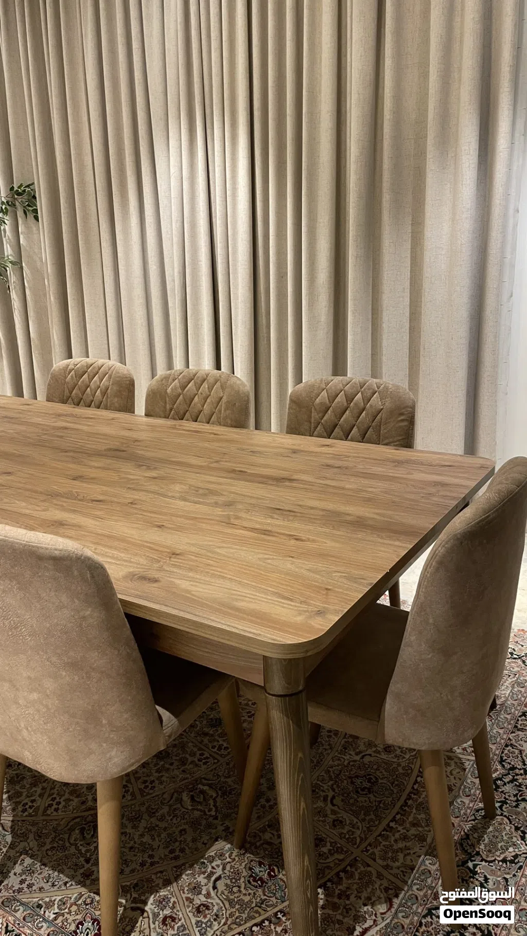 طاولة طعام خشبية