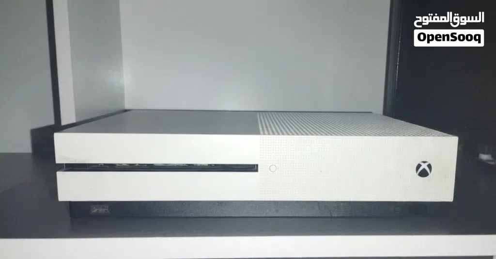 Xbox One S 1TB مع GTA V – نظيف