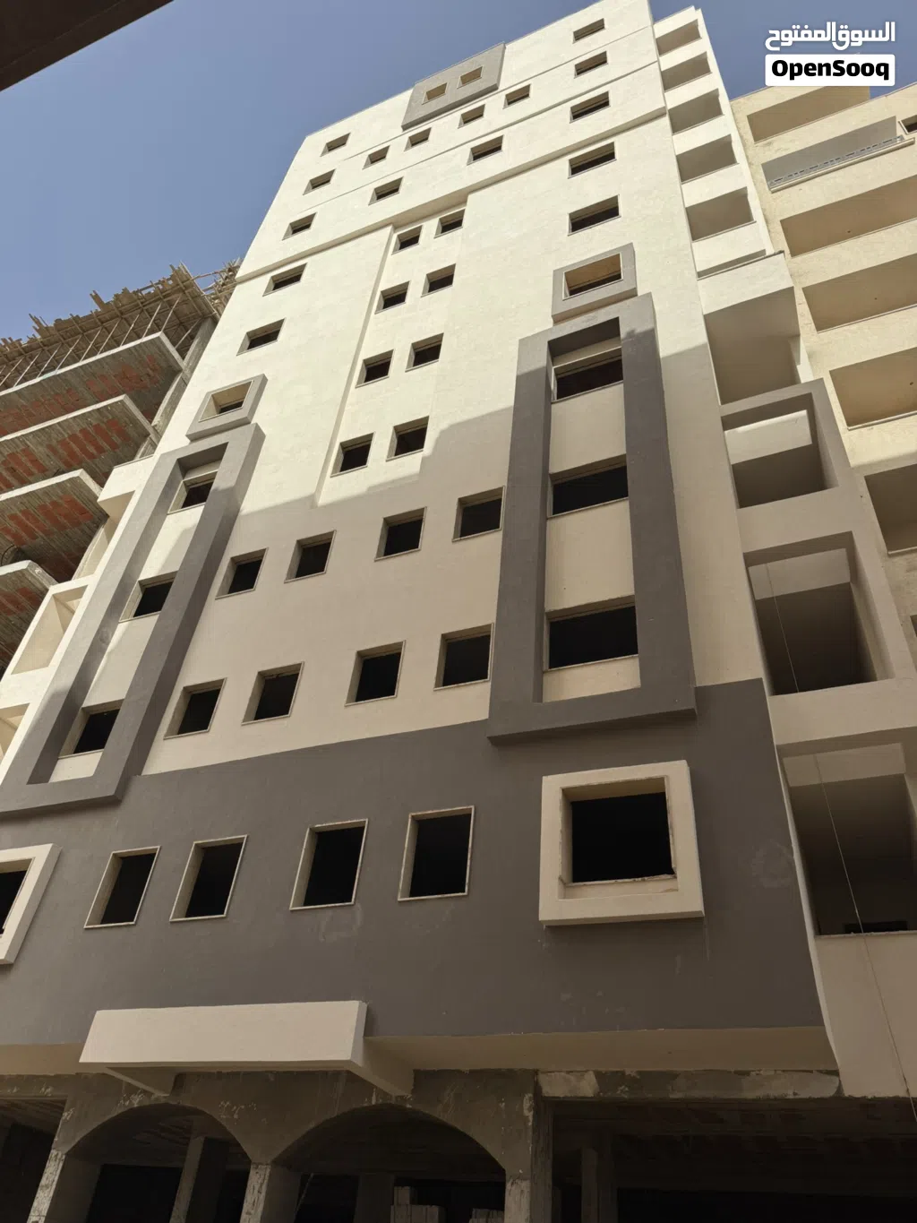 شقه كبيره للبيع نصف تشطيب دور اول