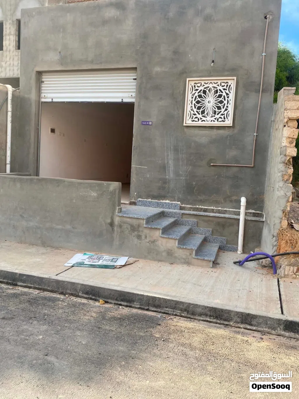 محل او مخزن للايجار ف سوق جمعة ب2500 دل قابل لنقاش يوجد به دورة مياة لتواصل وتساب ع رقم جادين فقط.