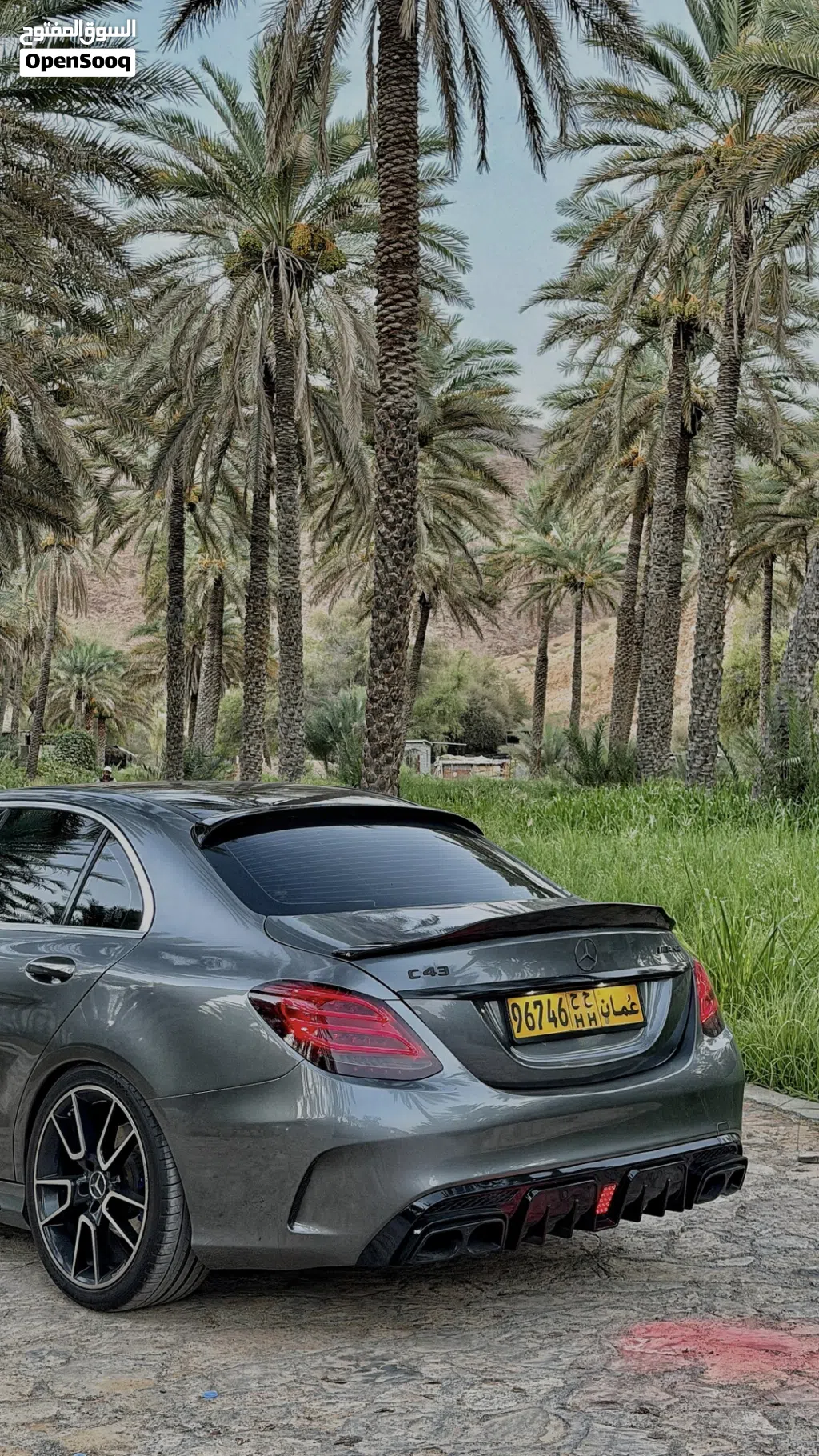 للبيع كاب الجامه الخلفيه الي له خاطر اسود لماع نظيف بدون خدوش بدون صبع وعليه طبقة بوليش.