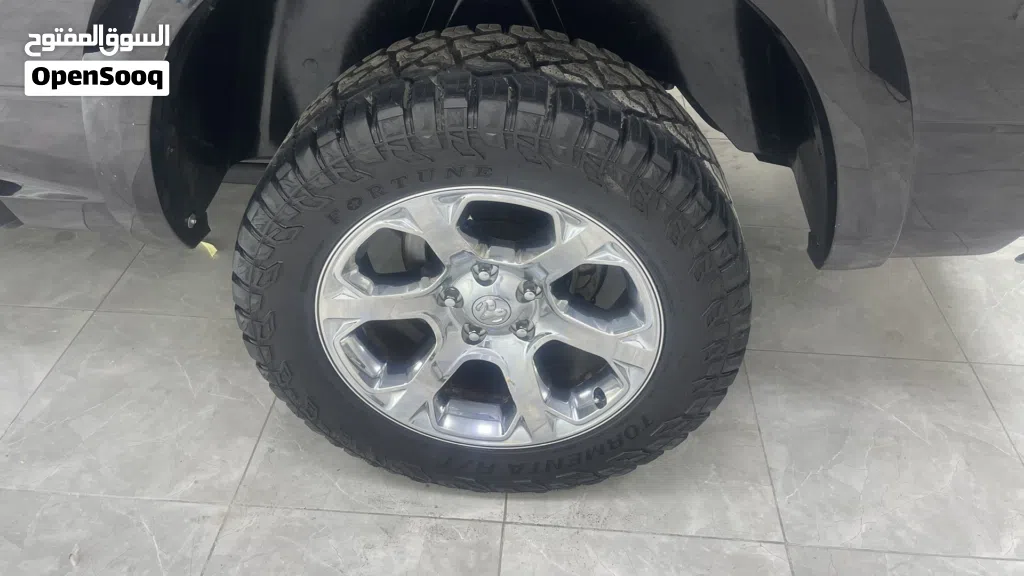 اطارات صحراوية مستعملة ونظيفة جدا 33* 12.50 رنج 20 LT بالاضافة السبيسرات العدد 4 والبراغي والمسامير
