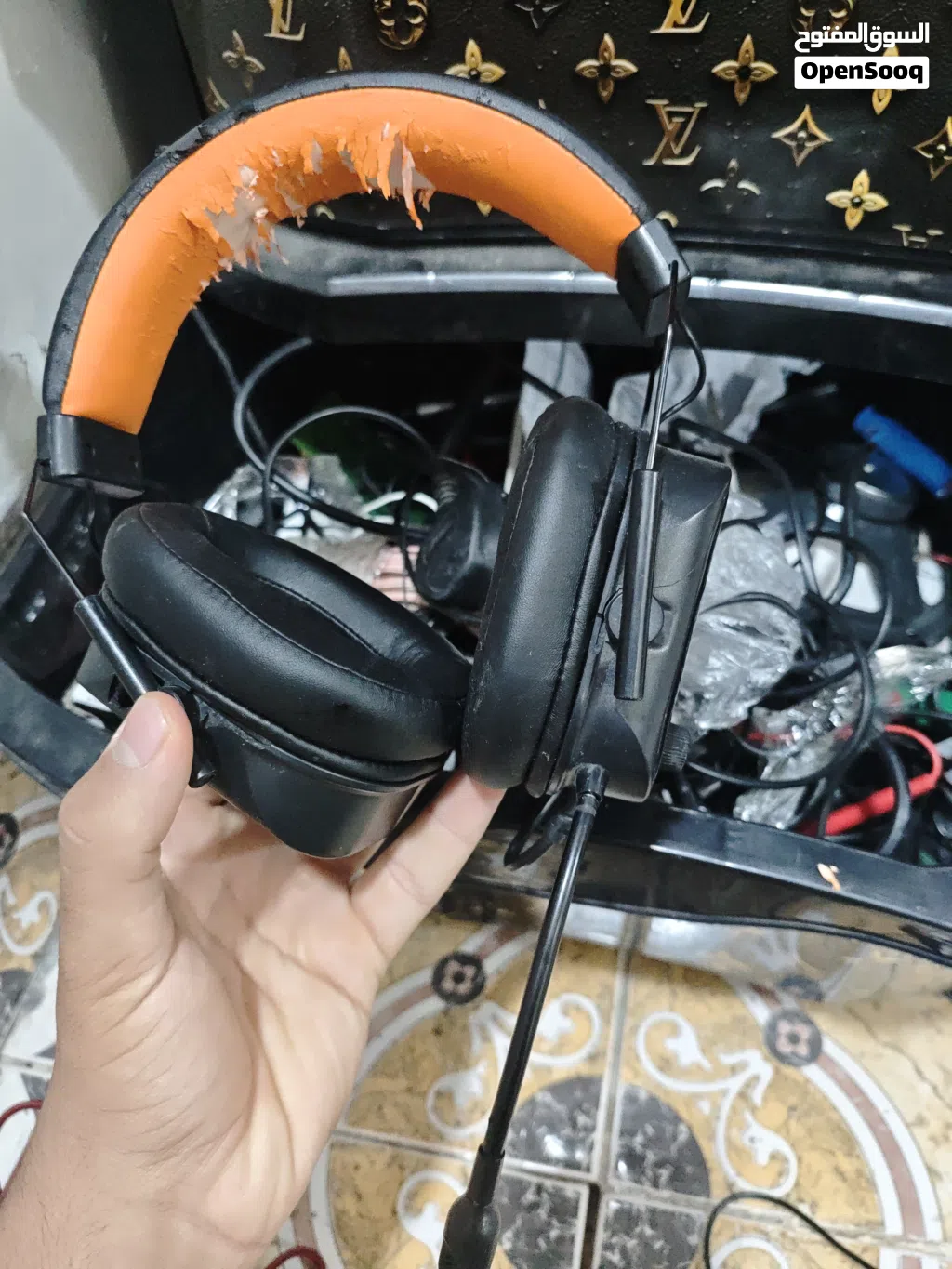 سماعات واير درجه اوله محيطيه بس بيها شخوط و تمزيق من فوق