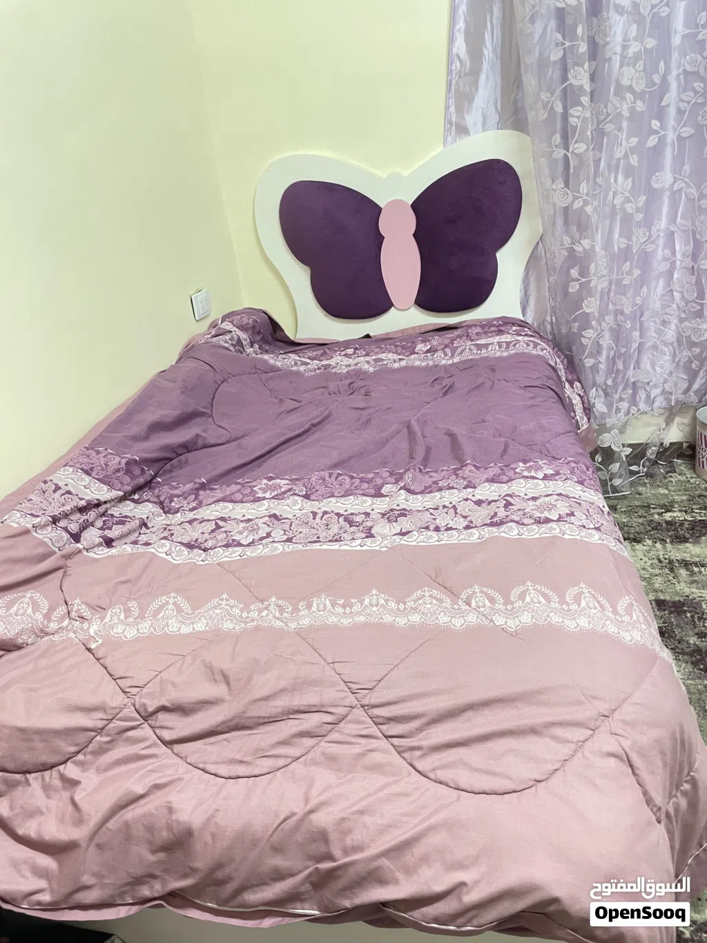 سرير مفرد مع فرشه