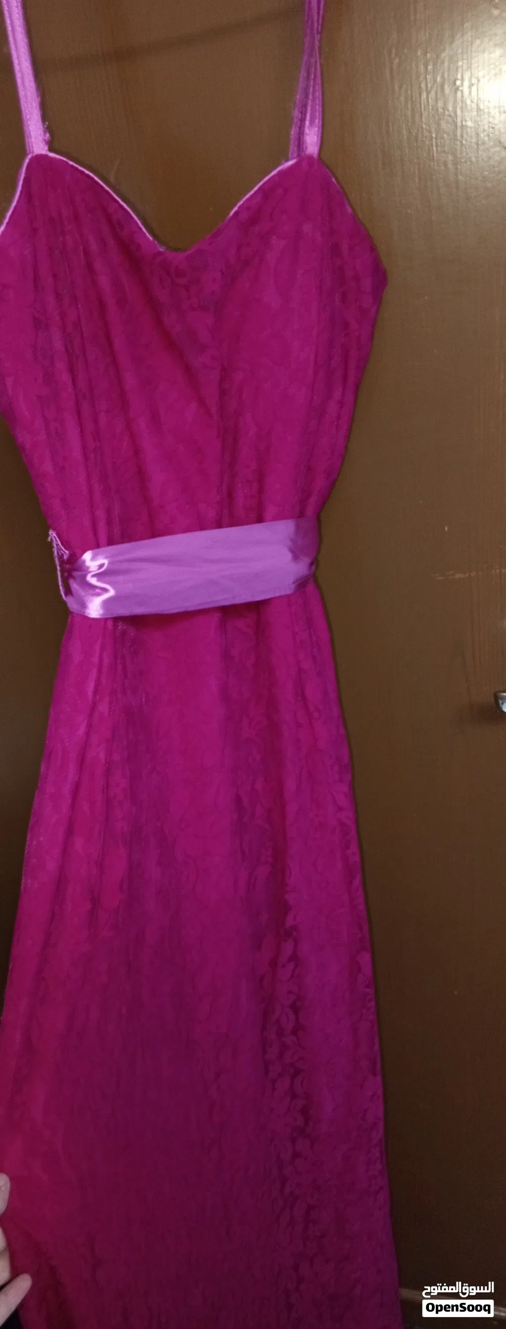 فستان دانتيل فوشي طويل مبطن معه حزام ساتان