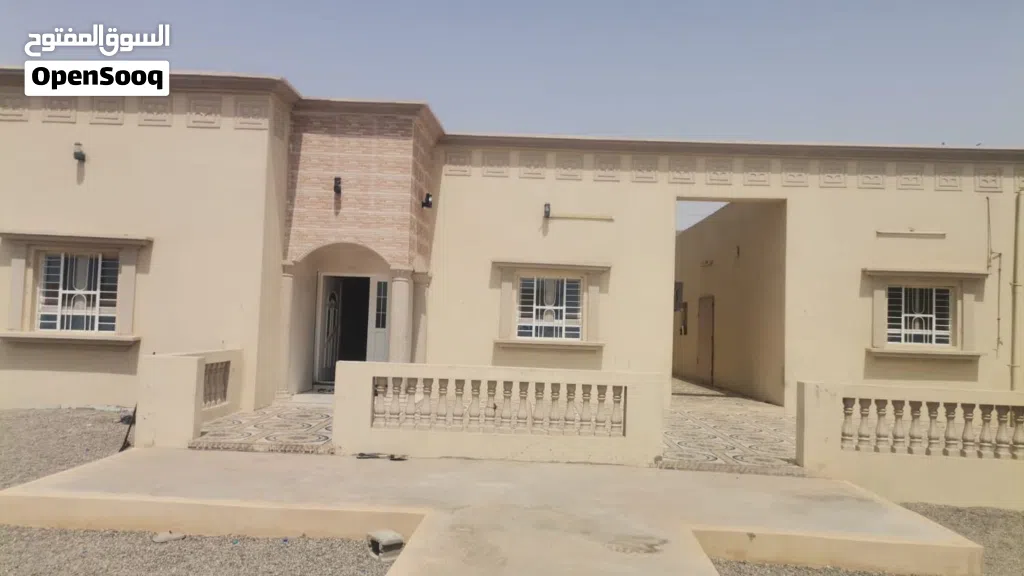 بيت للإيجار في منطقة الرويس مطل على البحر