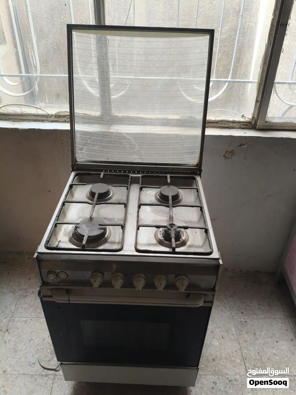 طباخ وتخم وبوفية وميز تلفزيون