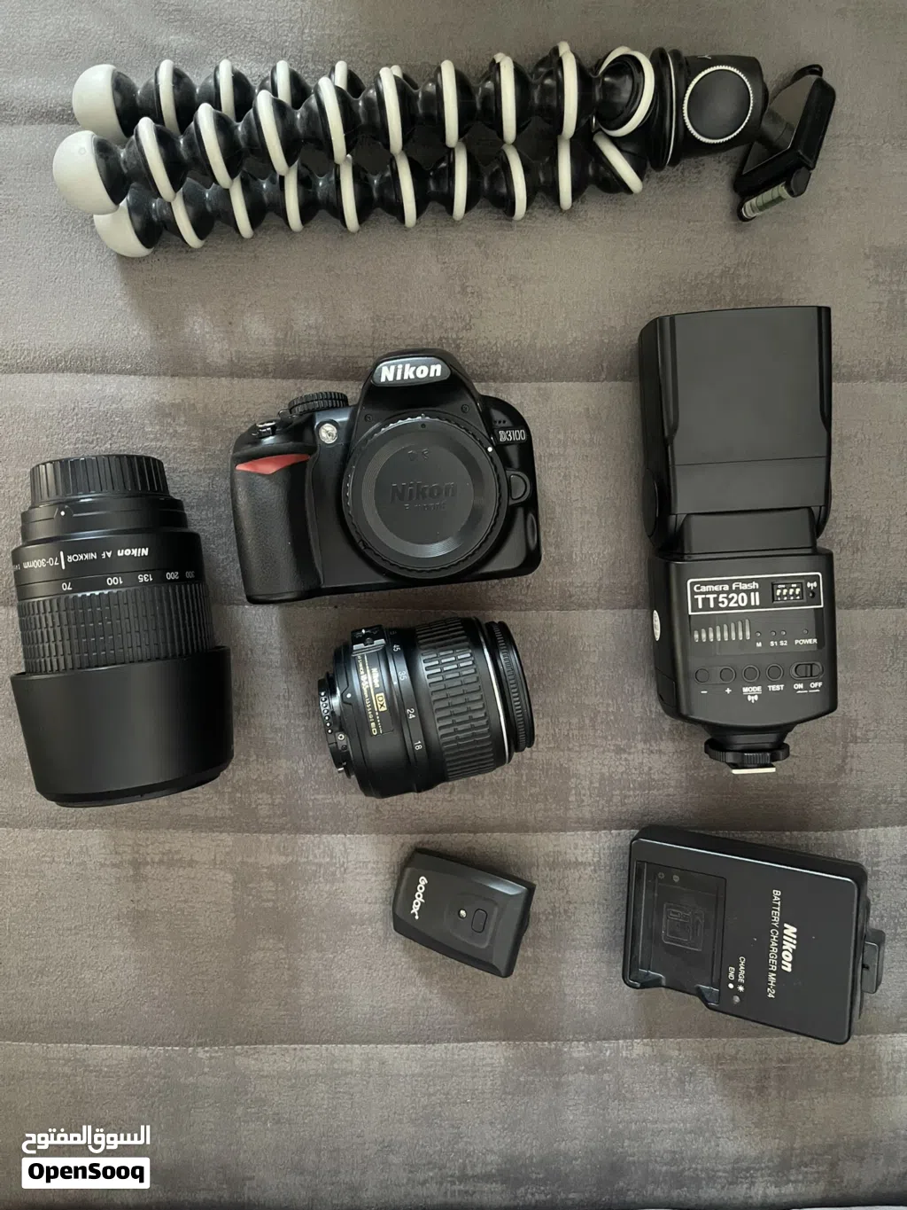 مع عدستان و ترايبود وملحقات اخرى Nikon D3100