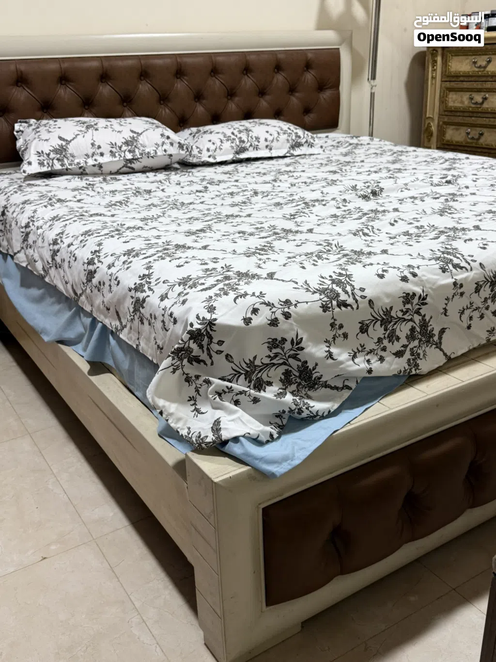 سرير خشب 210x200مزين بجلط طبيعي وطاولات وخزانة