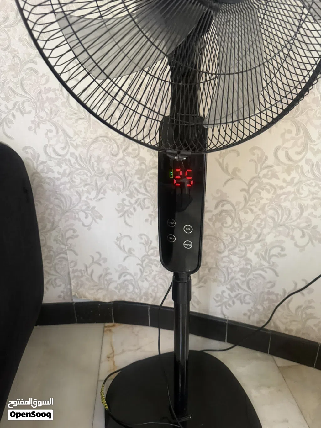 مروحة عامودية لون اسود