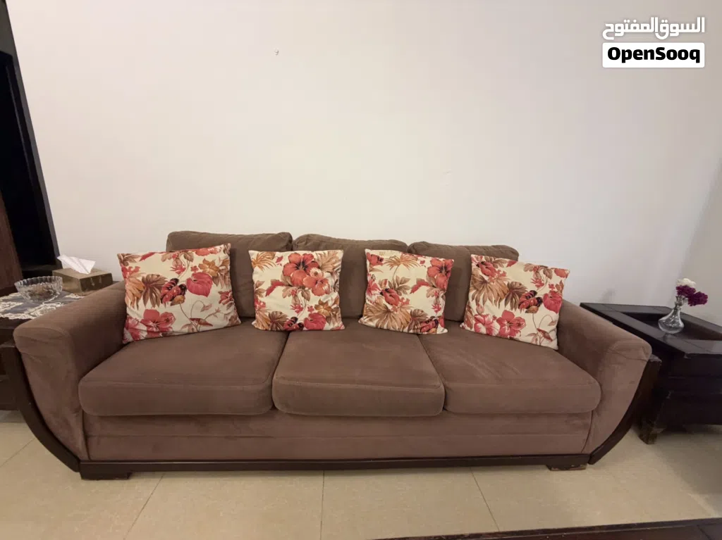 اثاث مستعمل للبيع200 دينار كنب وطاولة وسط وجانبيات زان وطاولةسفرة وطاوله تلفزيون 2