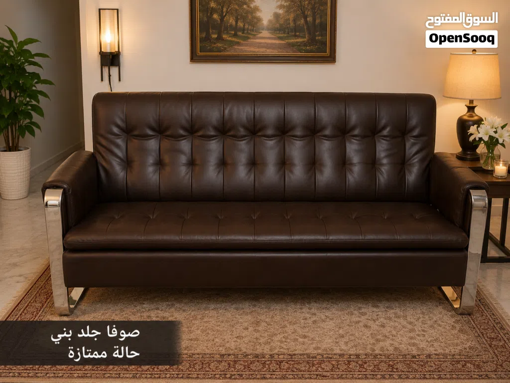 للبيع كنباية جلد بني فخمة بتصميم عصري وأنيق، مناسبة لغرف الجلوس، المكاتب، والاستراحات. تتميز بجودة ت