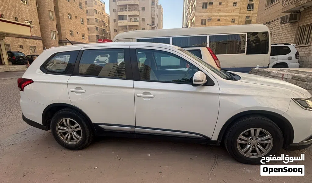 ميتسوبيشي اوتلاندر ⁦Standard⁩