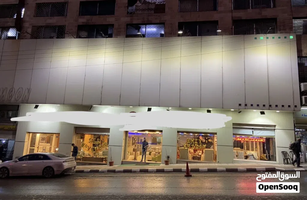 معرض تجاري بموقع مميز وسعر مميز للبيع