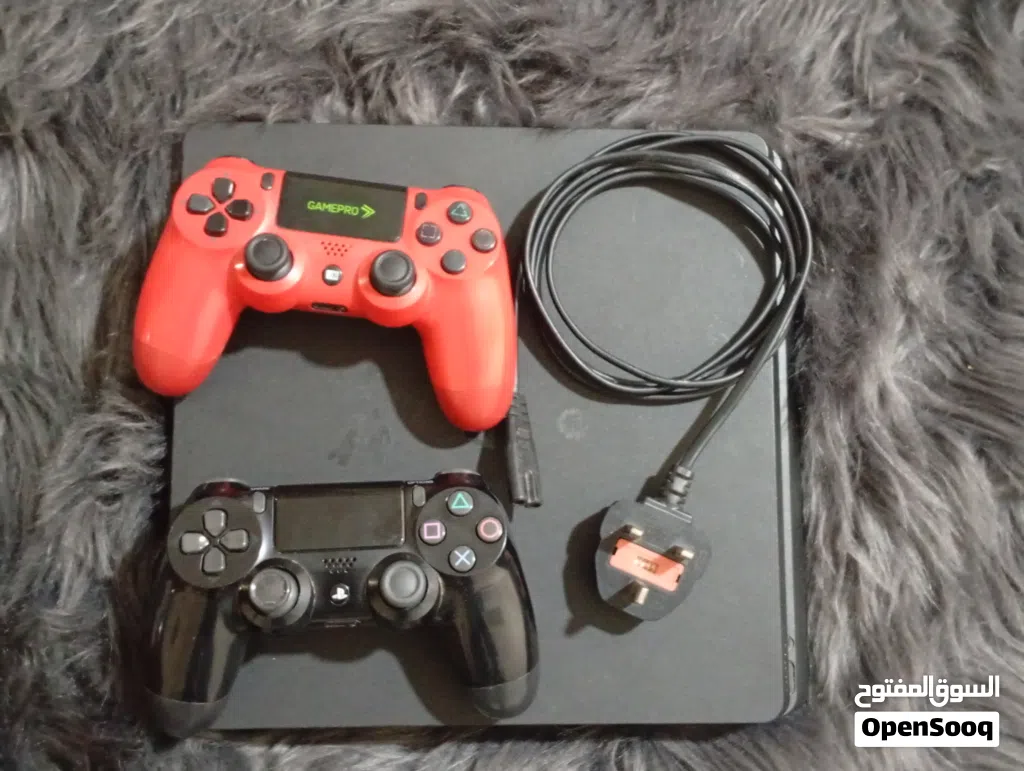 PS4 SLIM وسليم ومستعمل استعمال نظيف غير مفكوك وما خرب أو تصلح يعني حالته جيده جداً