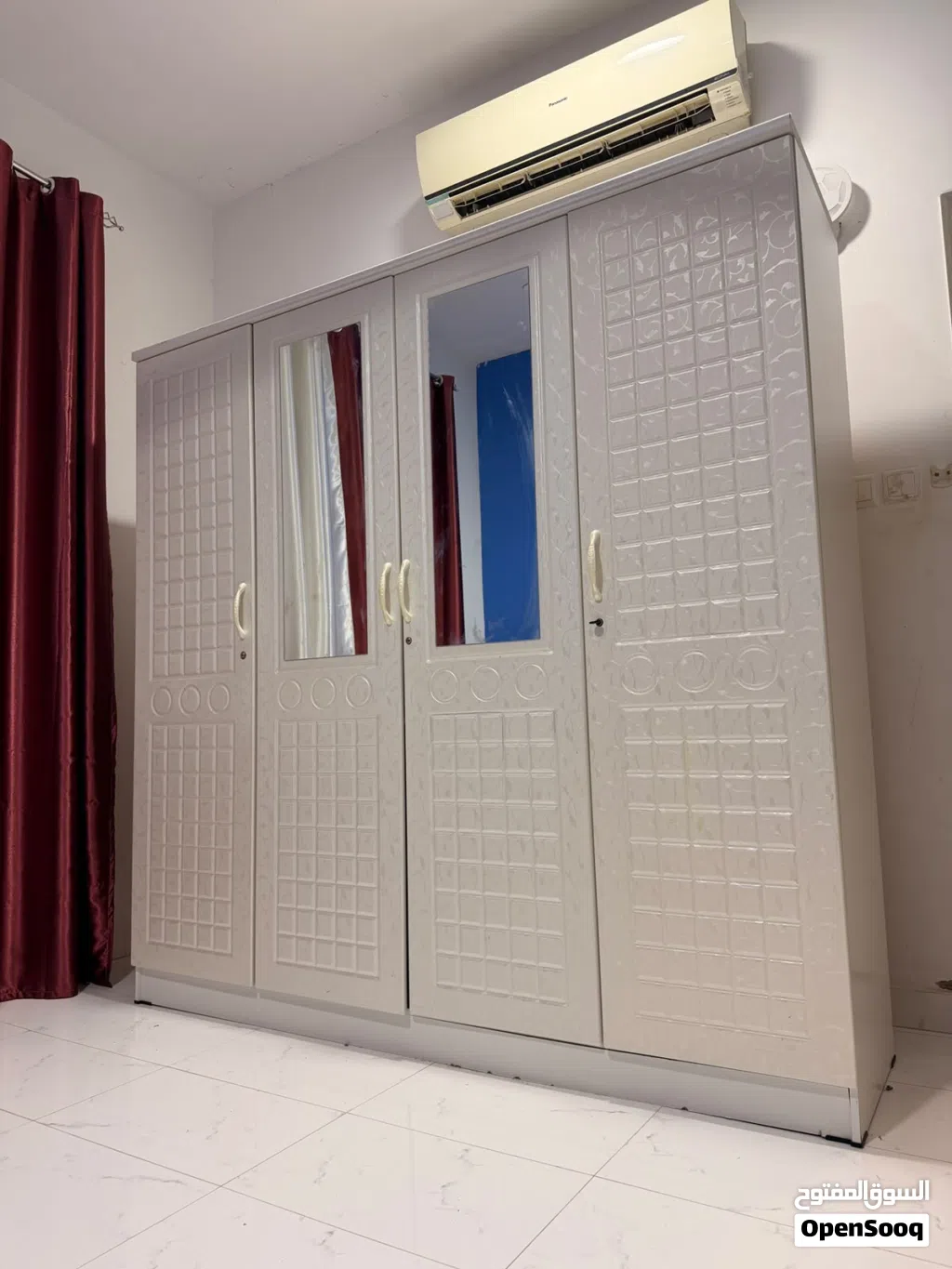 خزانة ملابس 4 أبواب مع مرآة Large 4-Door Wardrobe with Mirror (Excellent Condition