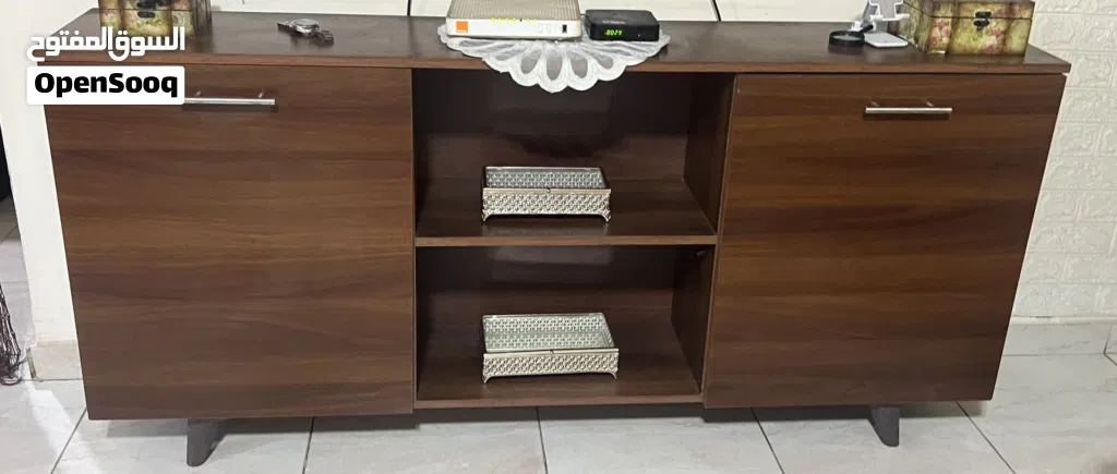 طاولة تلفزيون بحالة ممتازة