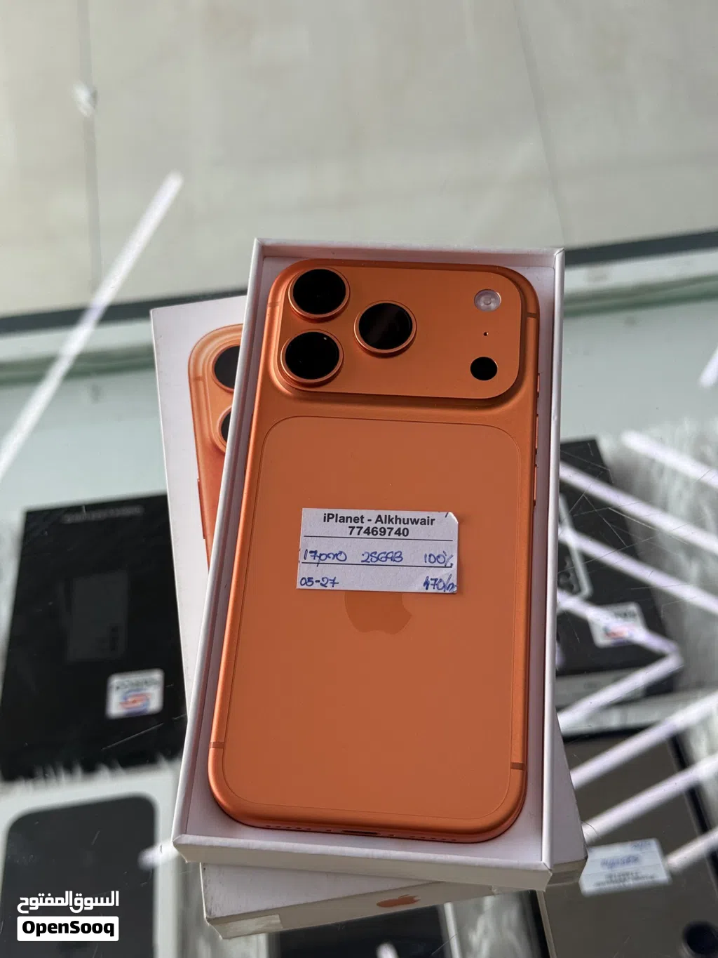 17pro 256GB 100% 05-27 warranty and very clean and good condition very less used