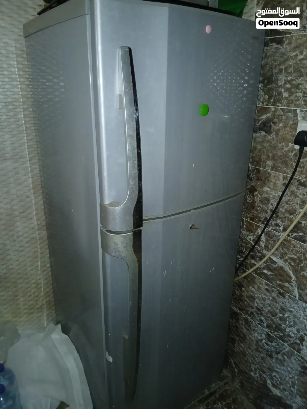 ثلاجة متوسطة الحجم