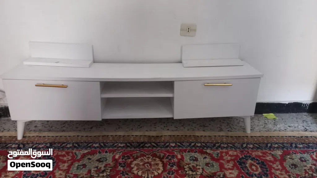 طاوله حاجه نضيفه وفاخرا