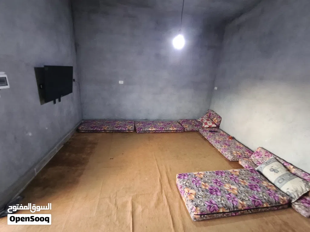 ارض للبيع بيها استديو
