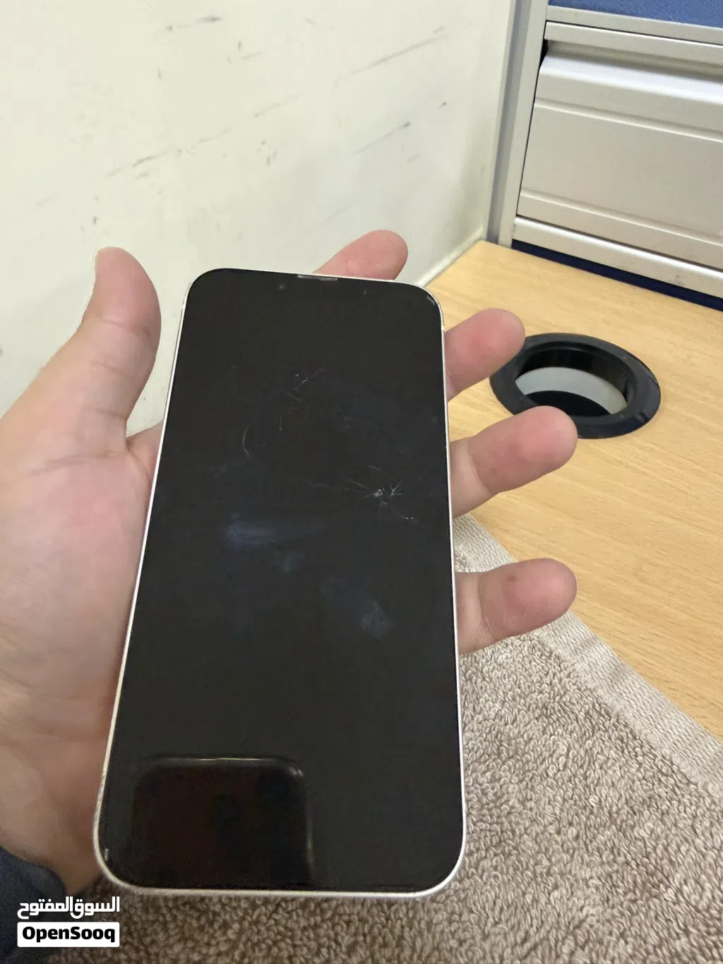 Apple iPhone 14 with 128GB Storage in Pearl White crack glass