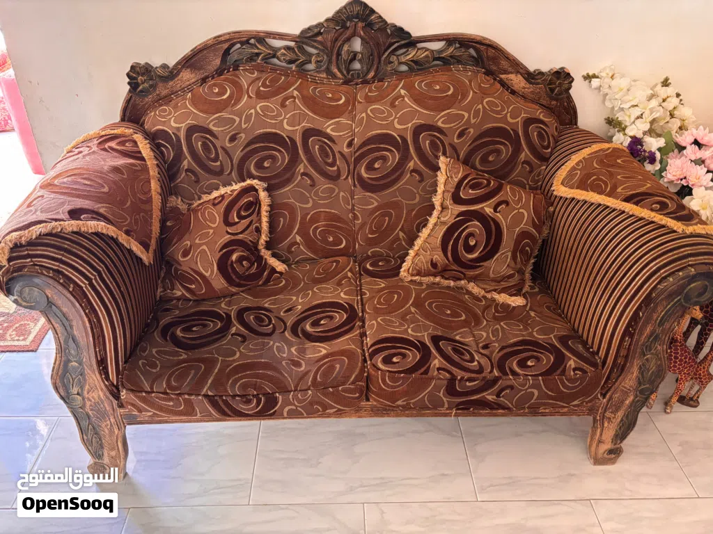 طقم كنب 9 مقاعد بحالة جيدة جدا مع طاولة وسط لون ابيض خشب ثقيله