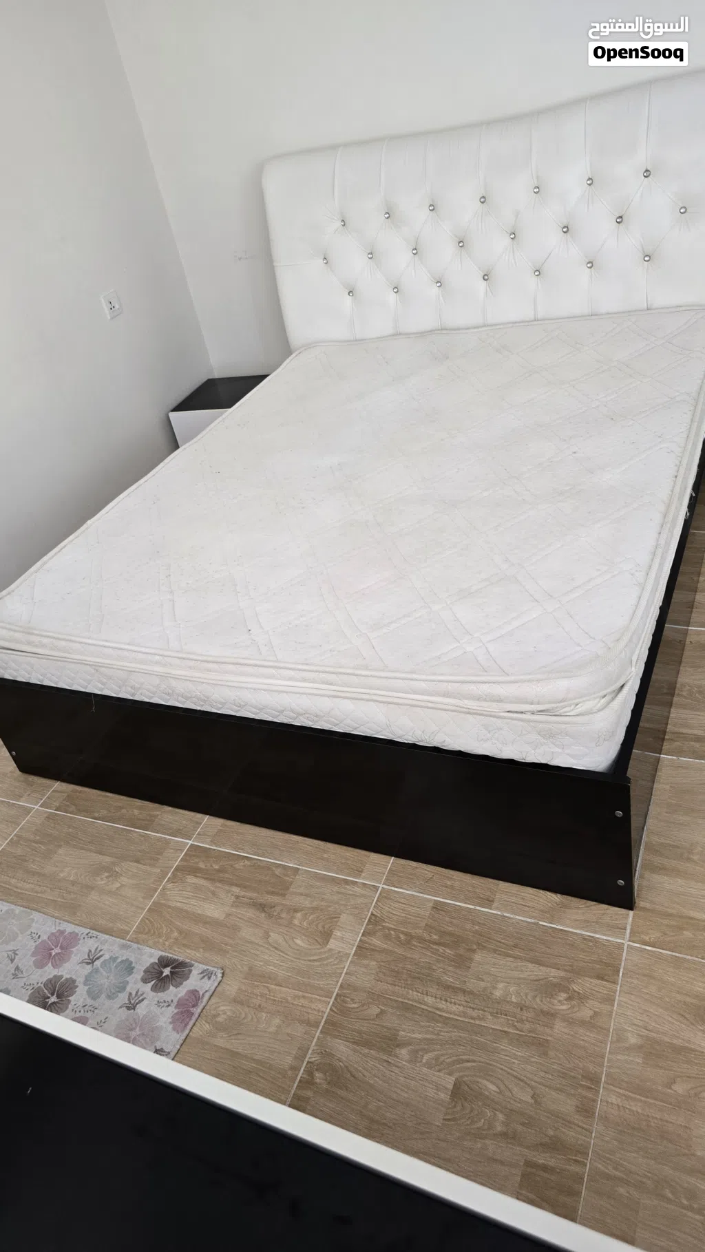 Modern Black & White Bedroom Set (Bed, Mattress, Dresser & 2 Nightstands)