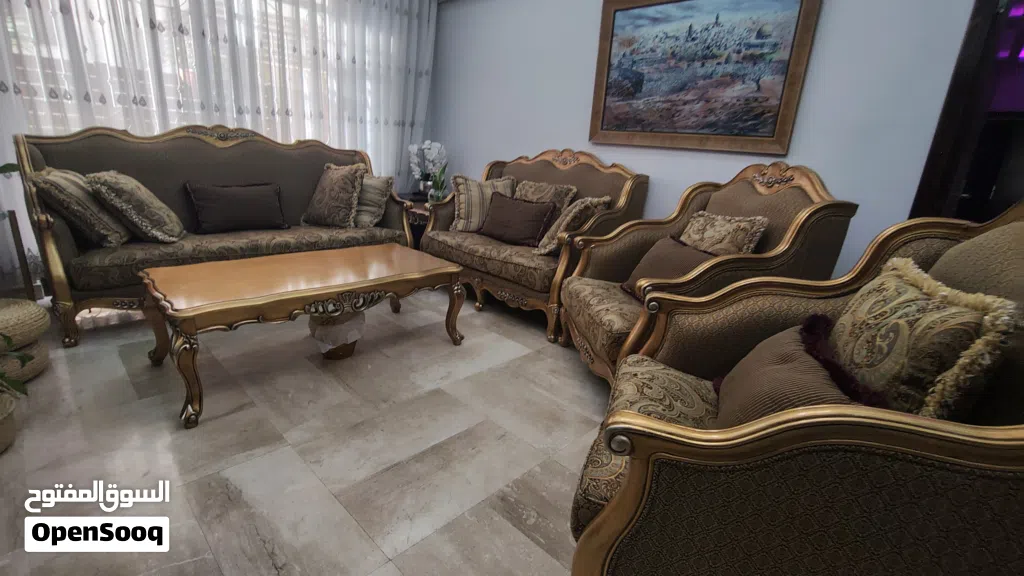 طقم كنبيات و طاولات فخمة مستعمل في حالة جديدة