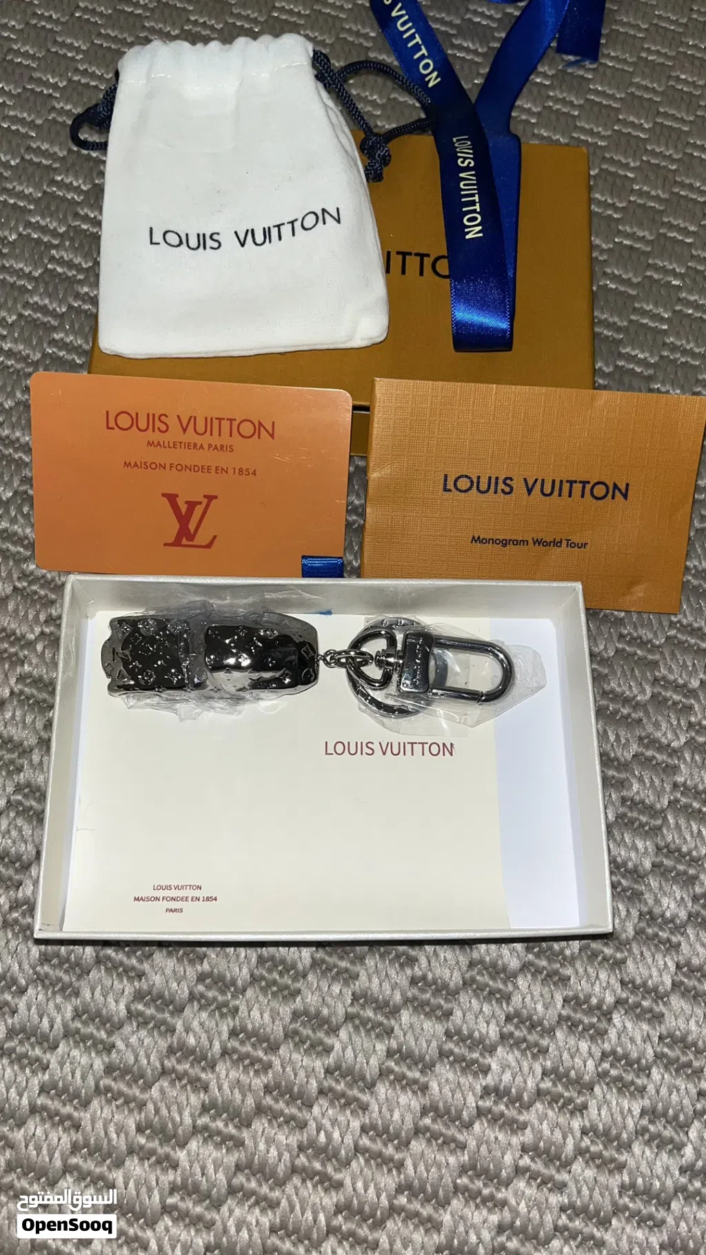 ميدالية لويس فيتون (Louis Vuitton) أصلية جديدة بكامل ملحقاتها