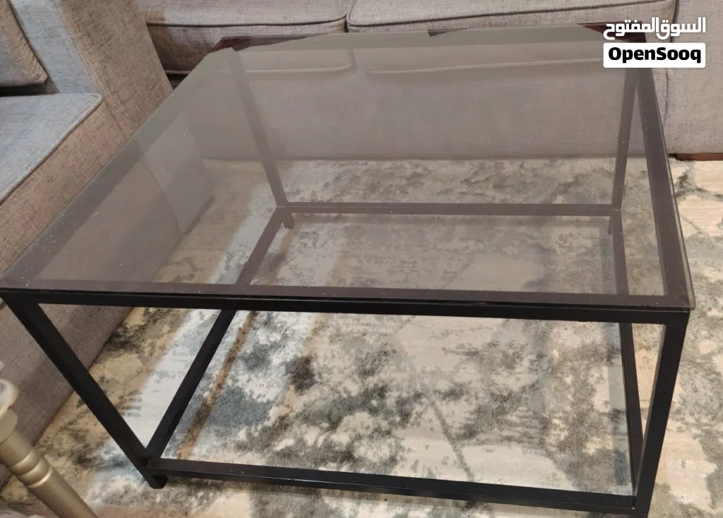 طاولة وسط زجاج