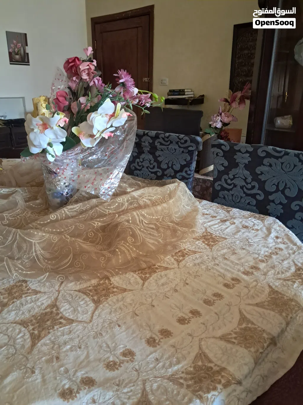 غرفه سفره خشب مع 8 كراسي و بوفيه قزاز
