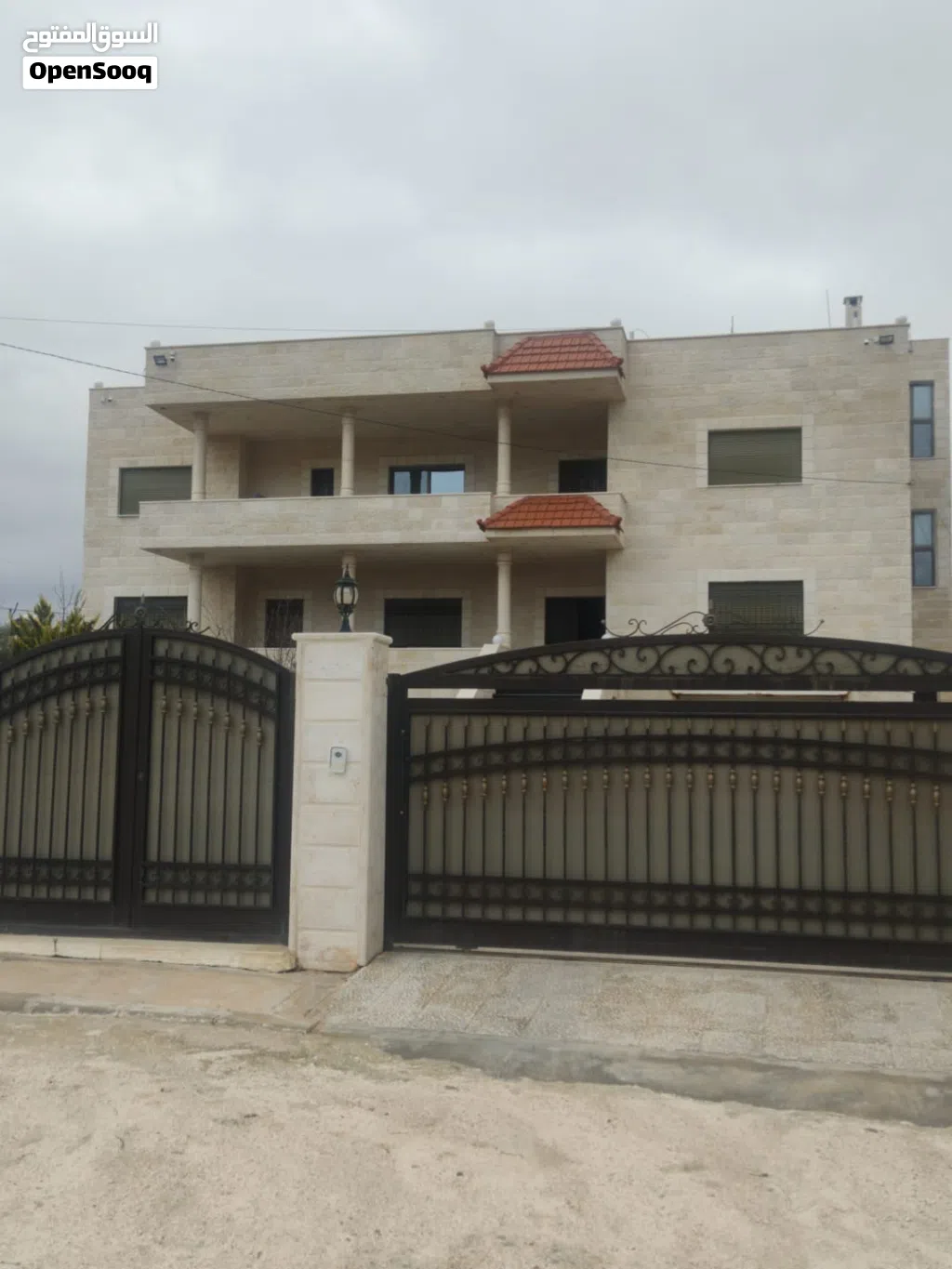 بيت مستقل 4 غرف نوم ماستر روم 4 واجهات حجر بلكونات صالات كراج خزان ماء تدفئه سور حديقه عزل اطلاله ح