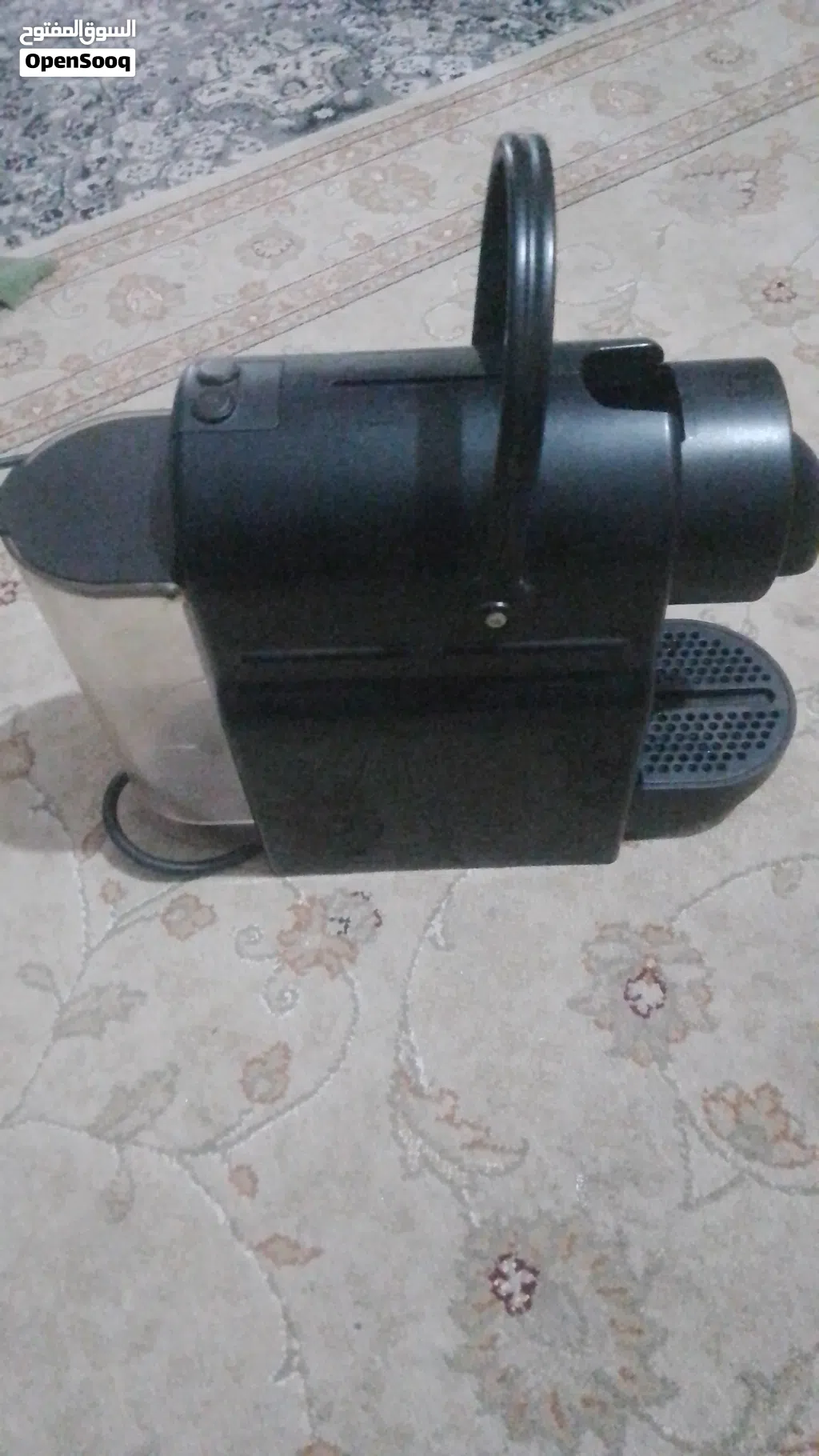 ماكينة Nespresso Inissia باللون الأسود ذات تصميم مدمج وخفيف الوزن، مثالية للمساحات الصغيرة. تتميز ب