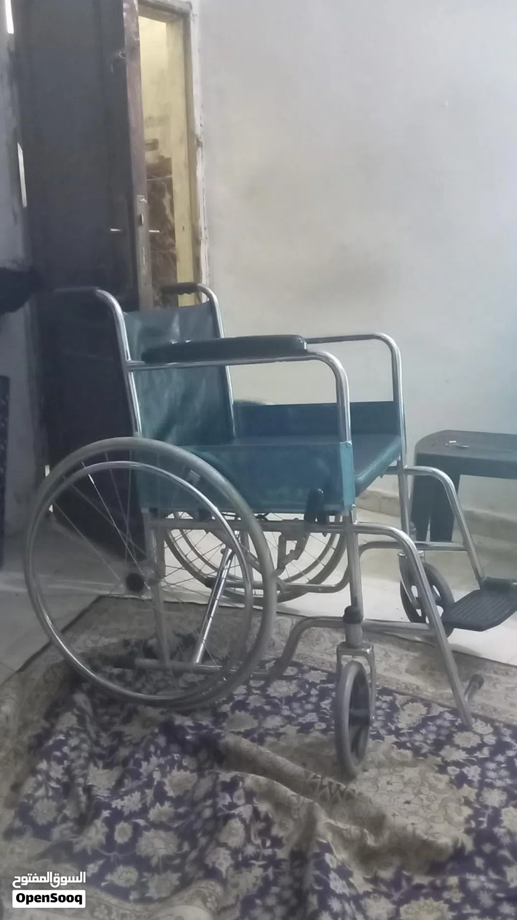 كرسي متحرك يصلح لل استخدام في الحمام