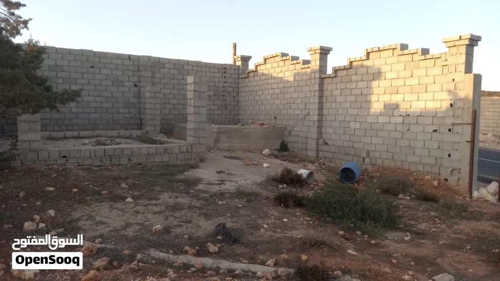 بسم اللّه الرحمن الرحيم ،، قطعة أرض للبيع في منطقة عمبسة بعد مستودع الغاز والجامع 500 متر على القطرا
