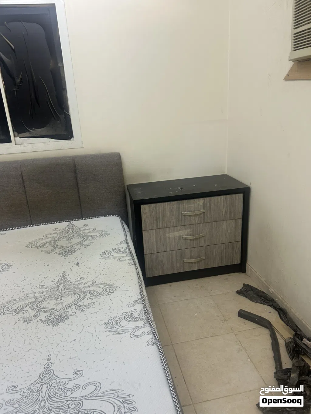 سرير ومرتبه ودولاب