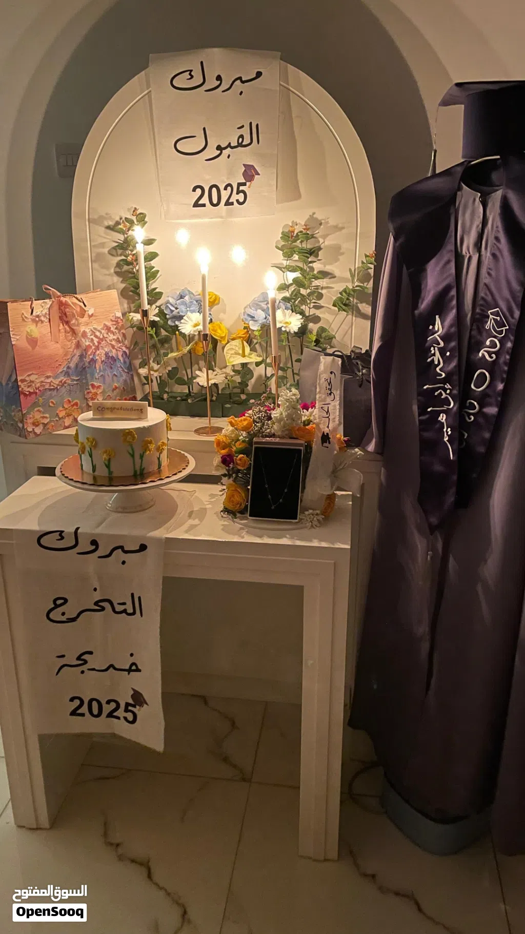 استاند ابيض طولي مع طاولتين