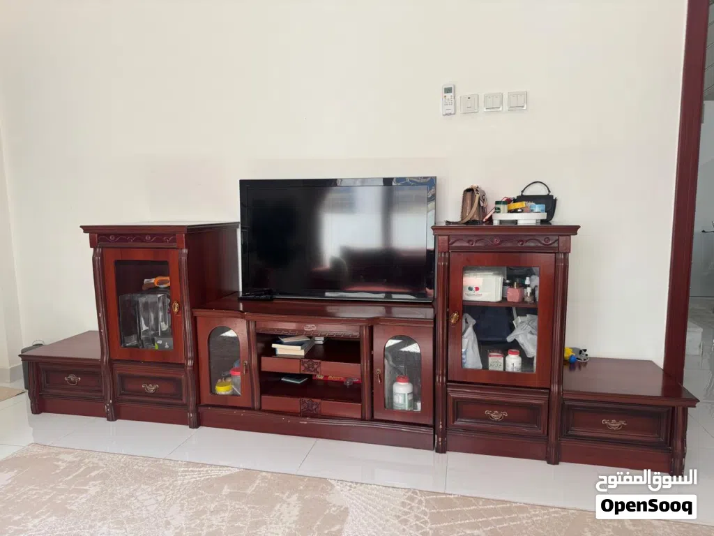 طاولة تلفزيون ثقيلة