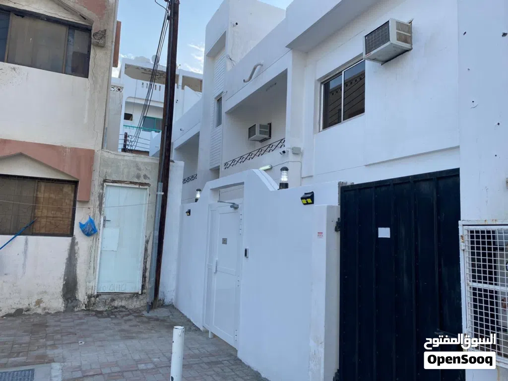 فرصة ذهبية...بناية للبيع في وسط روي قرب اللولو هايبر ماركت في شارع سوق روي