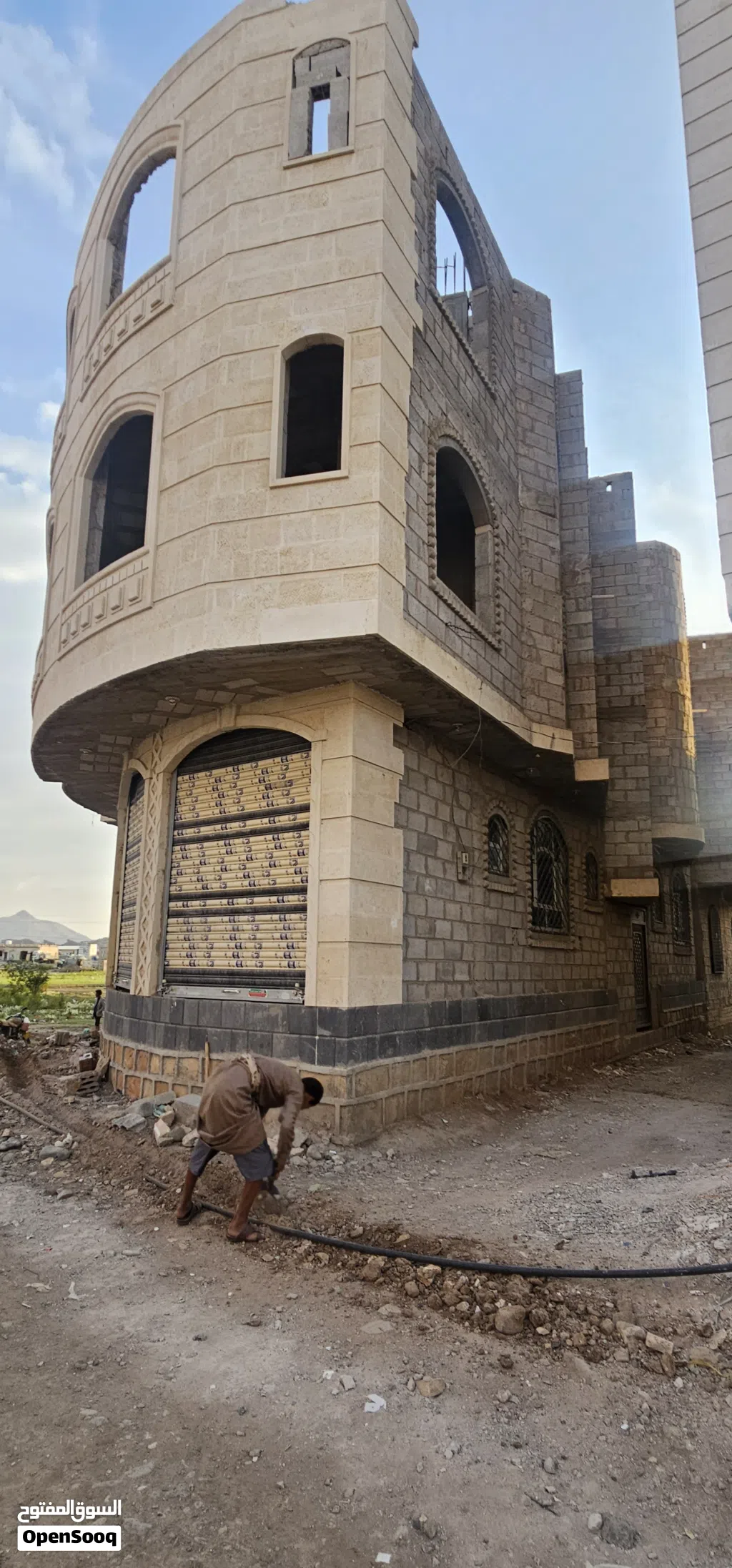 عمارة تجارية في صنعاء 3 دور شارعين عظم