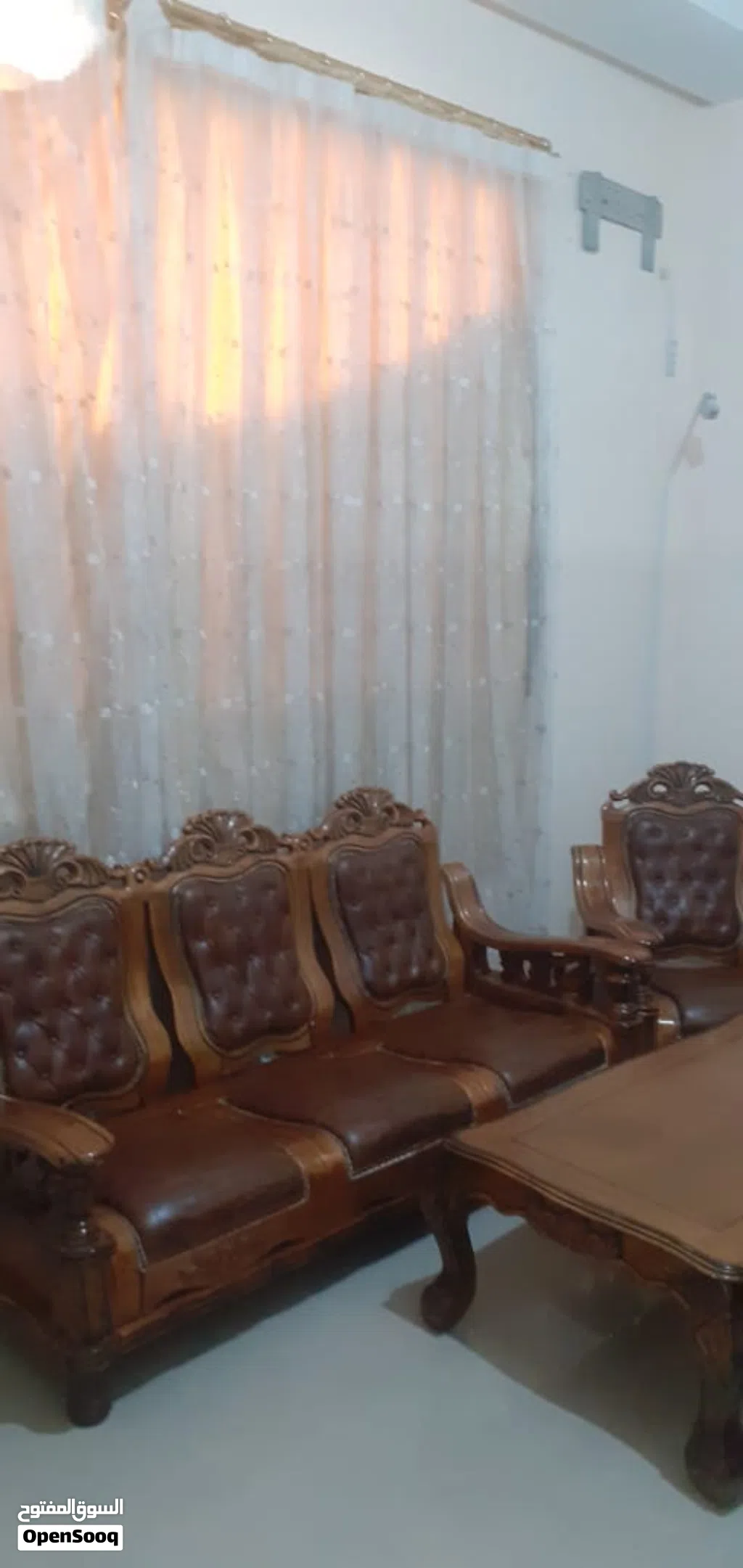 غرفة جلوس خشب مع طاولة