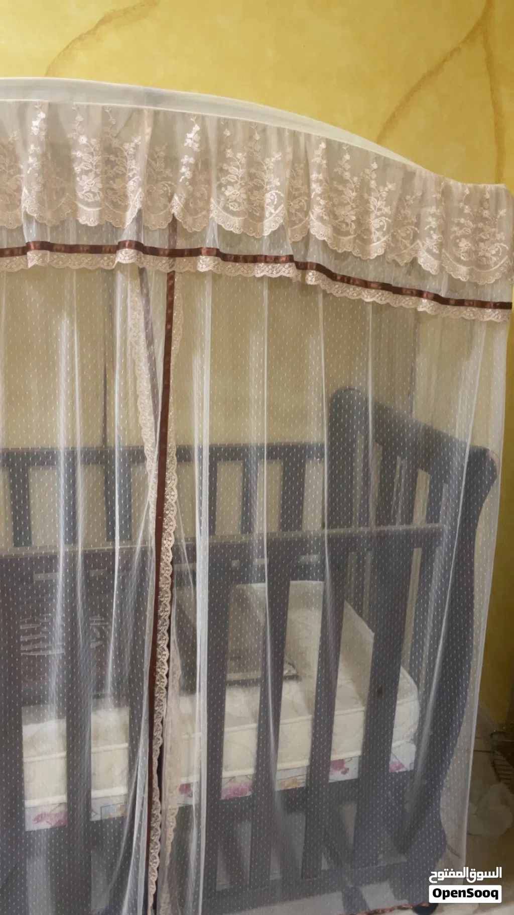 سرير اطفال شبه جديد استعمال بسيط