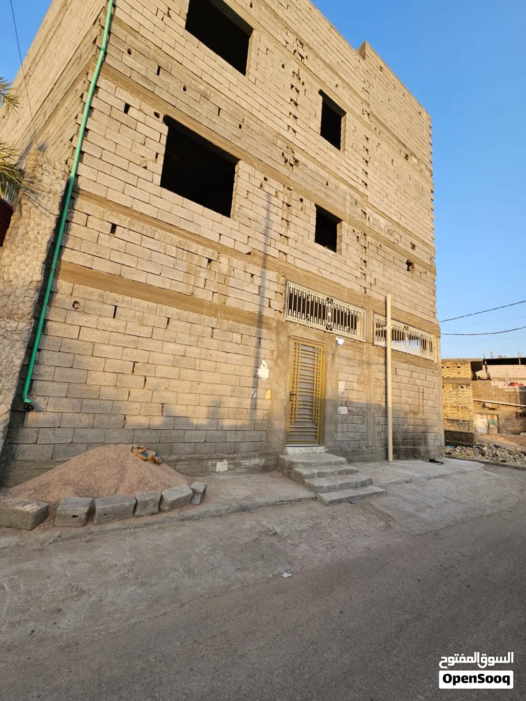 بناية 3 طوابق ( بيت و 4 شقق ) للبيت في ابو الخصيب ابو مغيرة طابو صرف قريب جداا عن الشارع العام