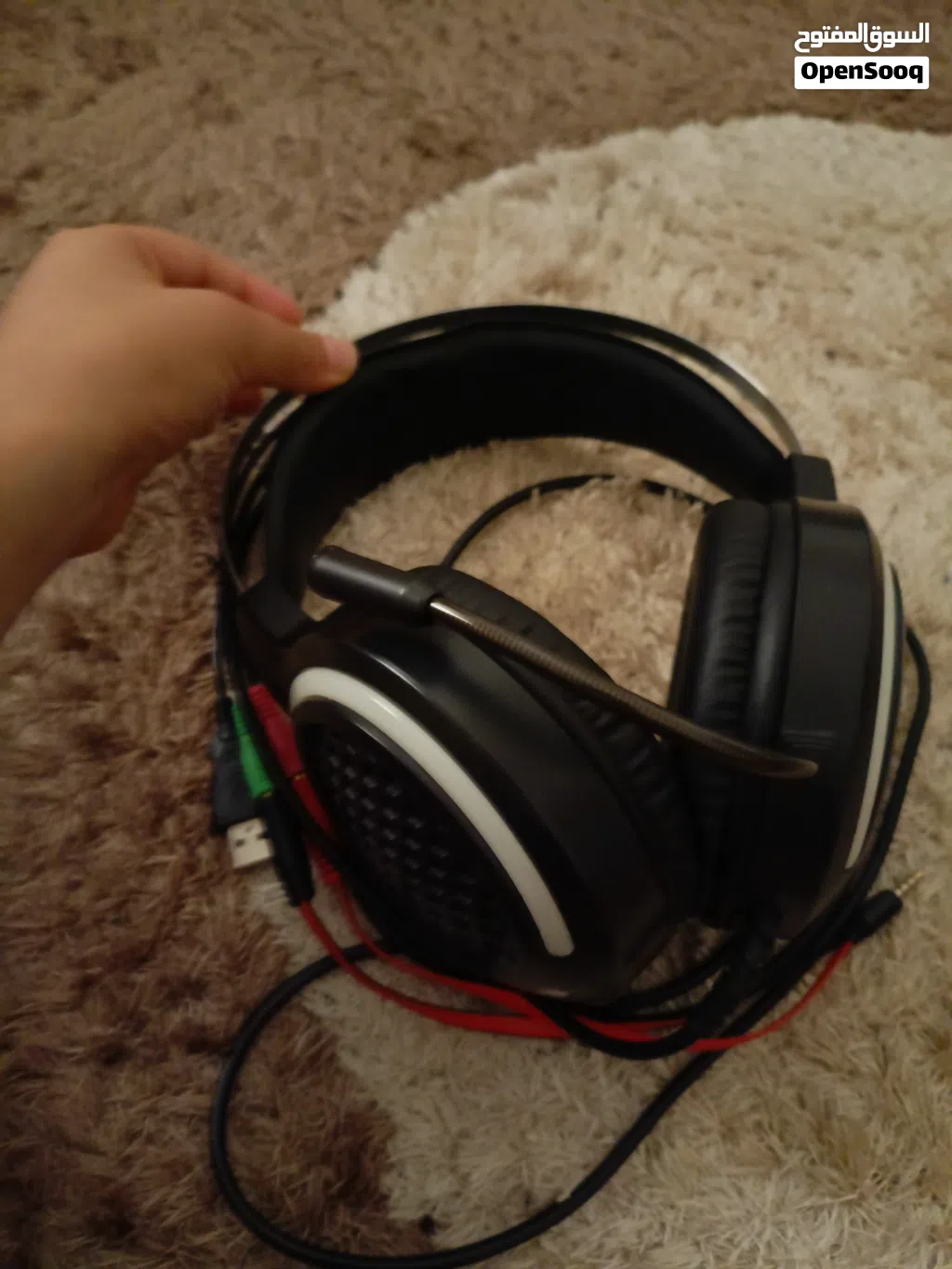 سماعه تشتخل على كل المنصاة