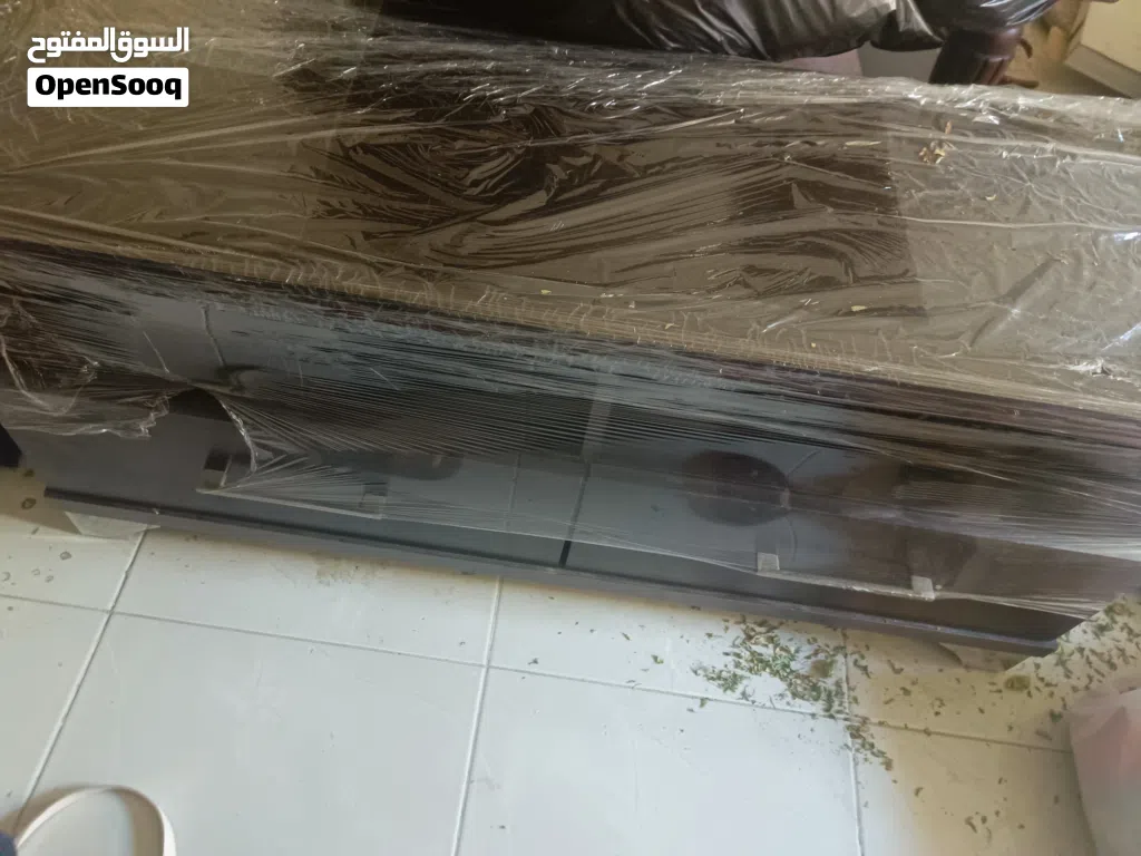طاولة تلفزيون للبيع بسعر مميز