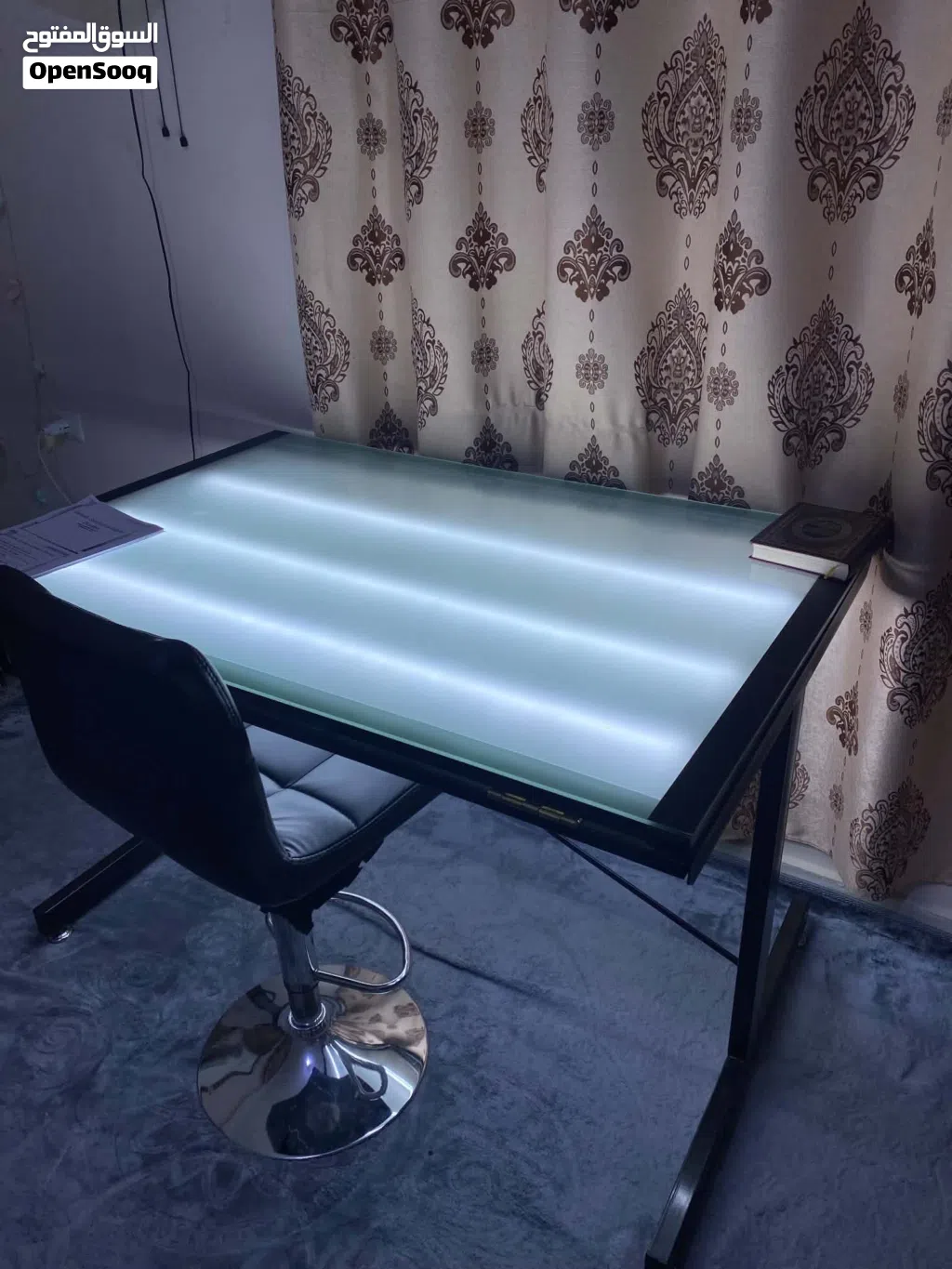 طاولة رسم هندسي مستعمل بحاله ممتازه مع كرسي مكتب.